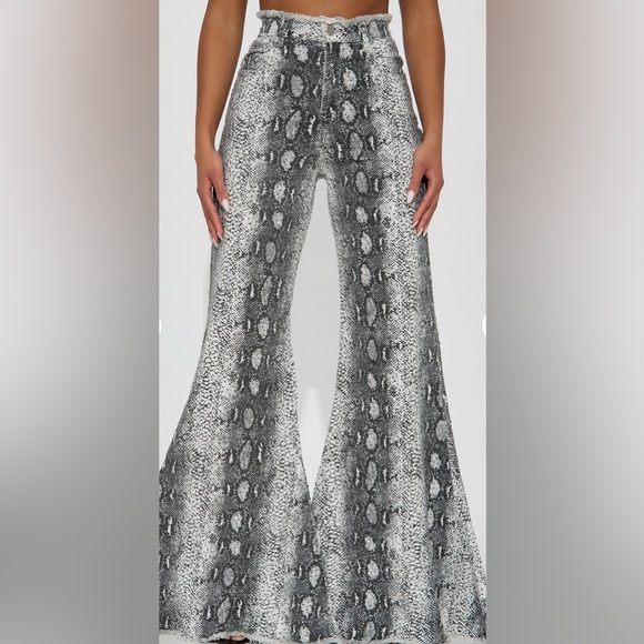 Fashion Nova Sneak Around Rhinestone Bell Bottom Jeans White/Combo Size 1 NWT🖤🤍 - Picture 2 of 5